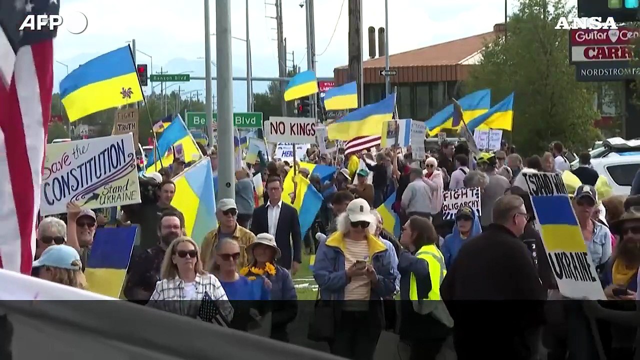 Abitanti dell'Alaska in protesta contro la visita di Putin negli Stati Uniti