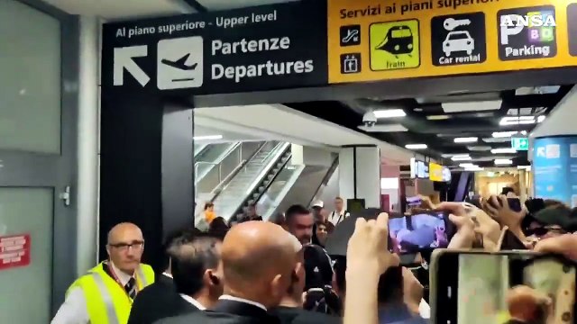 Calcio: Roma, Wesley arrivato a Fiumicino accolto dai tifosi giallorossi