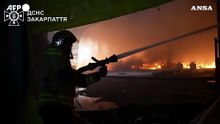 Ucraina, l'intervento dei Vigili del fuoco dopo un attacco russo