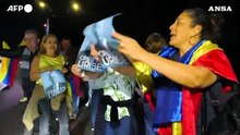 Colombia, Uribe condannato a 12 anni: sostenitori dell'ex presidente in protesta