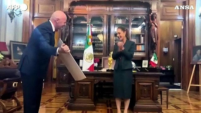 Mondiali 2026, Infantino porta la Coppa alla presidente messicana