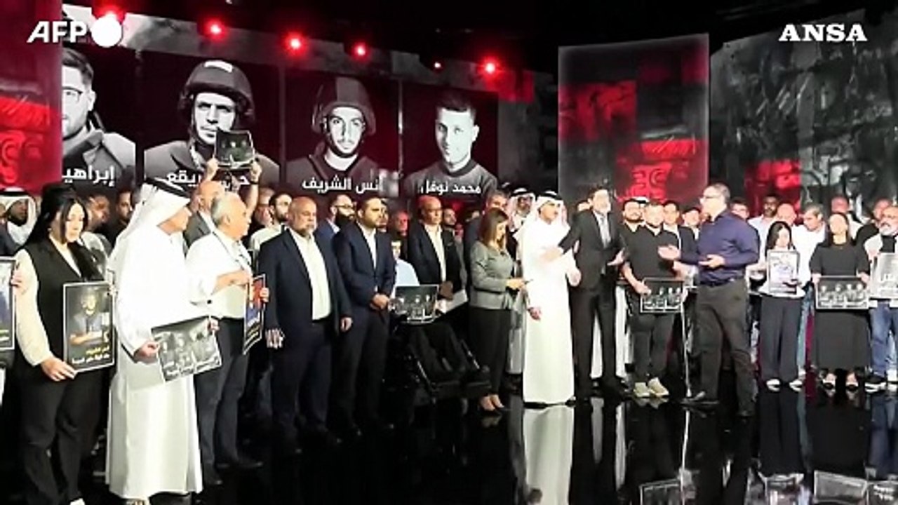 I giornalisti di Al Jazeera protestano dopo l'uccisione dei colleghi in un attacco israeliano