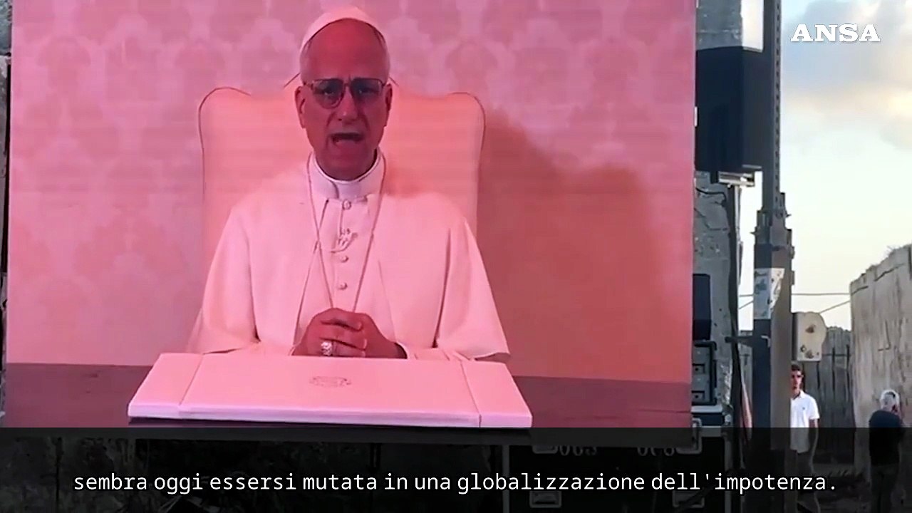 Il Papa ai lampedusani: "Non arrendiamoci alla globalizzazione dell'indifferenza"