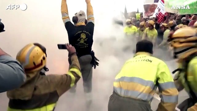 Spagna, la protesta dei Vigili del fuoco contro la gestione degli incendi