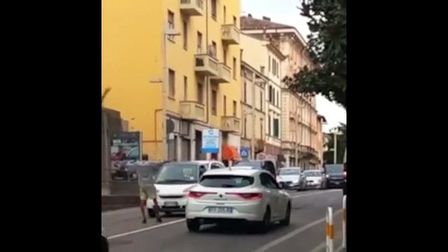 Omino In Via Trento Ferma Auto