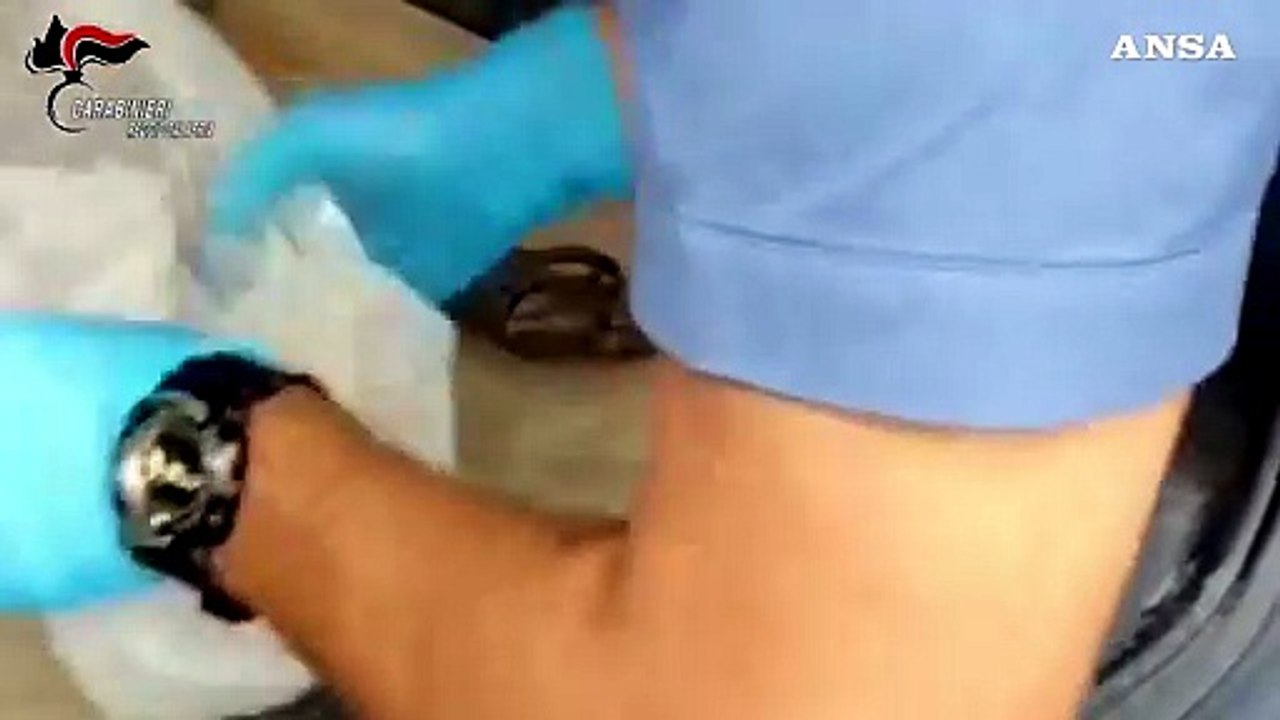 In auto con una pistola clandestina, arrestato nel Reggino