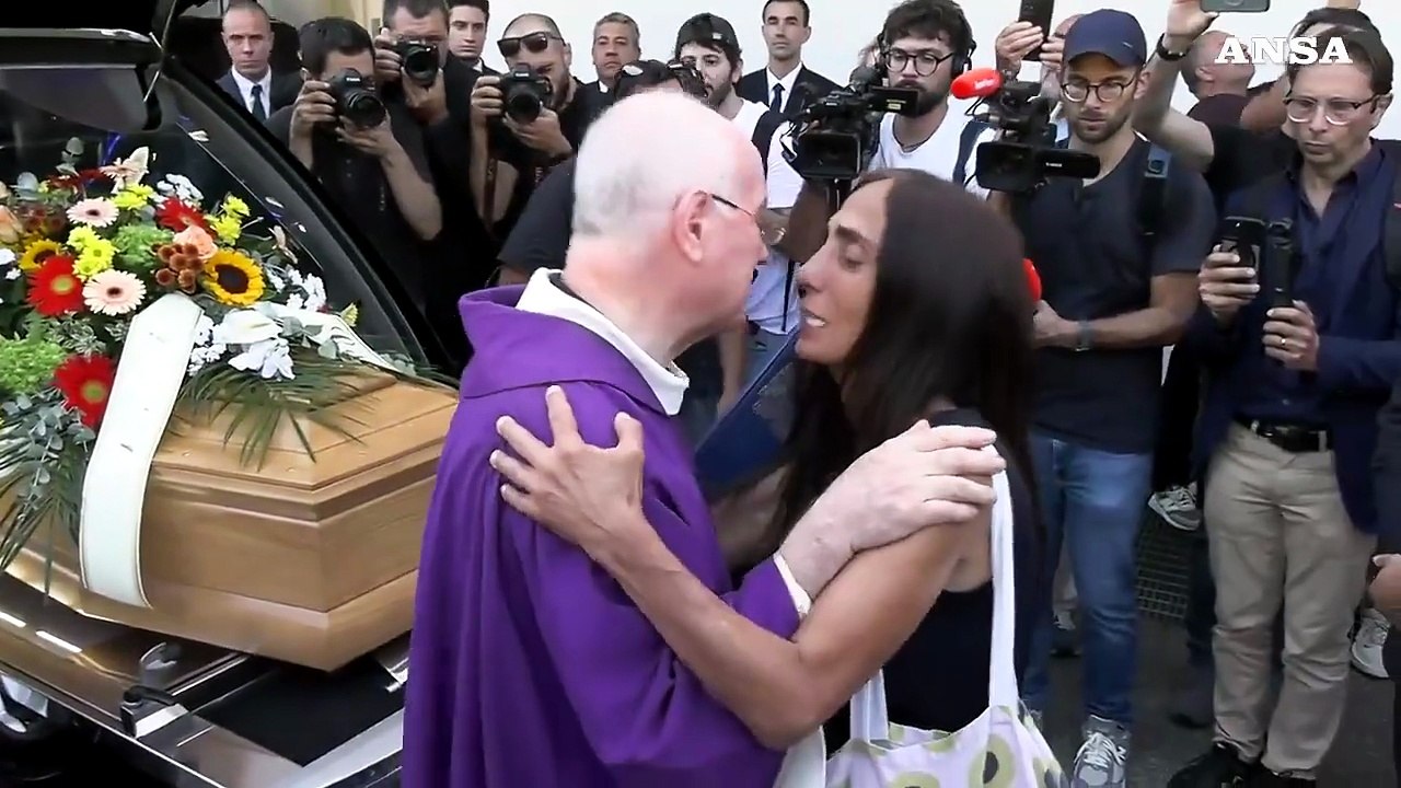 Funerali Emilio Fede, l'uscita del feretro dalla chiesa di Segrate