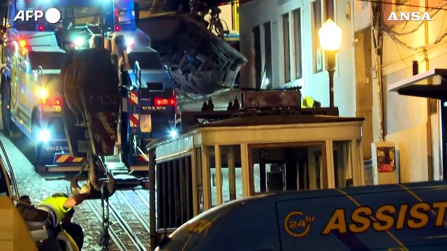 Funicolare deragliata a Lisbona, operai al lavoro per rimuovere i rottami