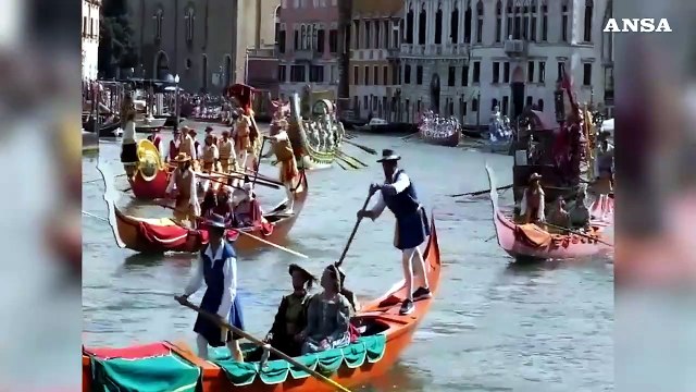 Regata storica a Venezia, sfilata di gondole sul Canal Grande