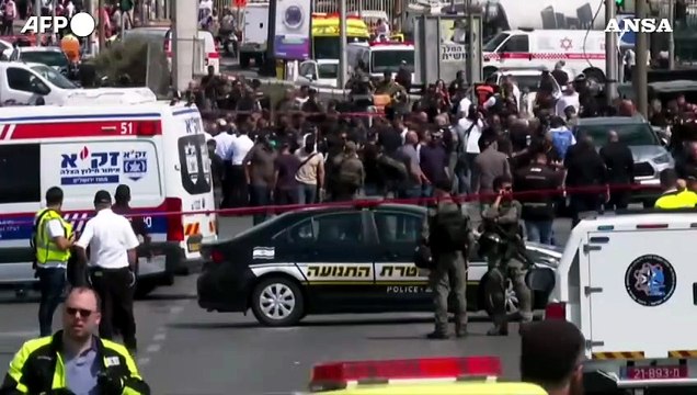 Attentato a Gerusalemme: almeno 5 morti e 15 feriti, due terroristi uccisi