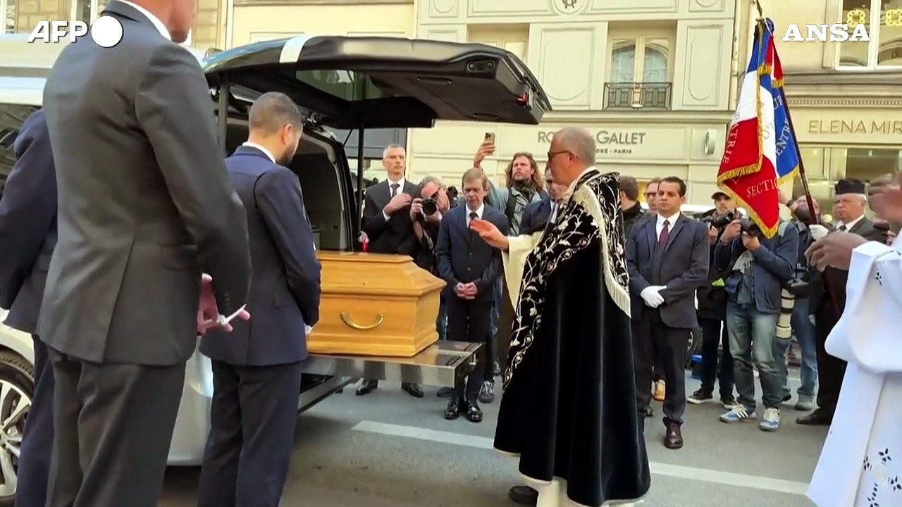 Cardinale, centinaia di persone per l'ultimo saluto a Parigi