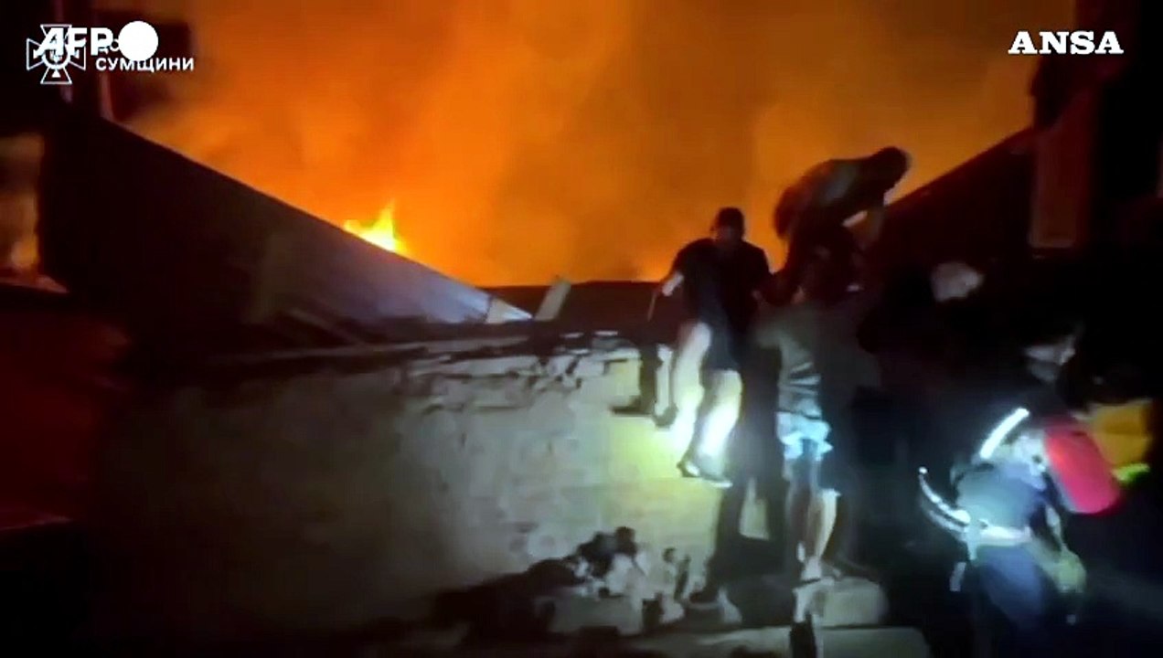 Ucraina, le squadre di emergenza al lavoro dopo un attacco notturno russo sulla citta' di Okhtyrka