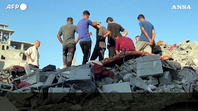 Raid israeliani su Gaza: Abbiamo tirato fuori corpi di bambini a pezzi