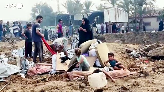 Gaza, palestinesi fra le macerie del campo di Deir el-Balah