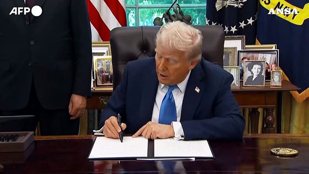 Usa, Trump presenta la "gold card": il visto d'oro costa un milione di dollari
