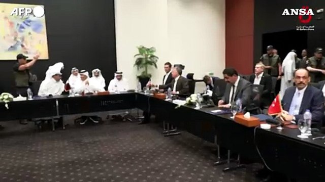 Gaza, accordo Israele-Hamas sul cessate il fuoco: le delegazioni nella sala negoziale