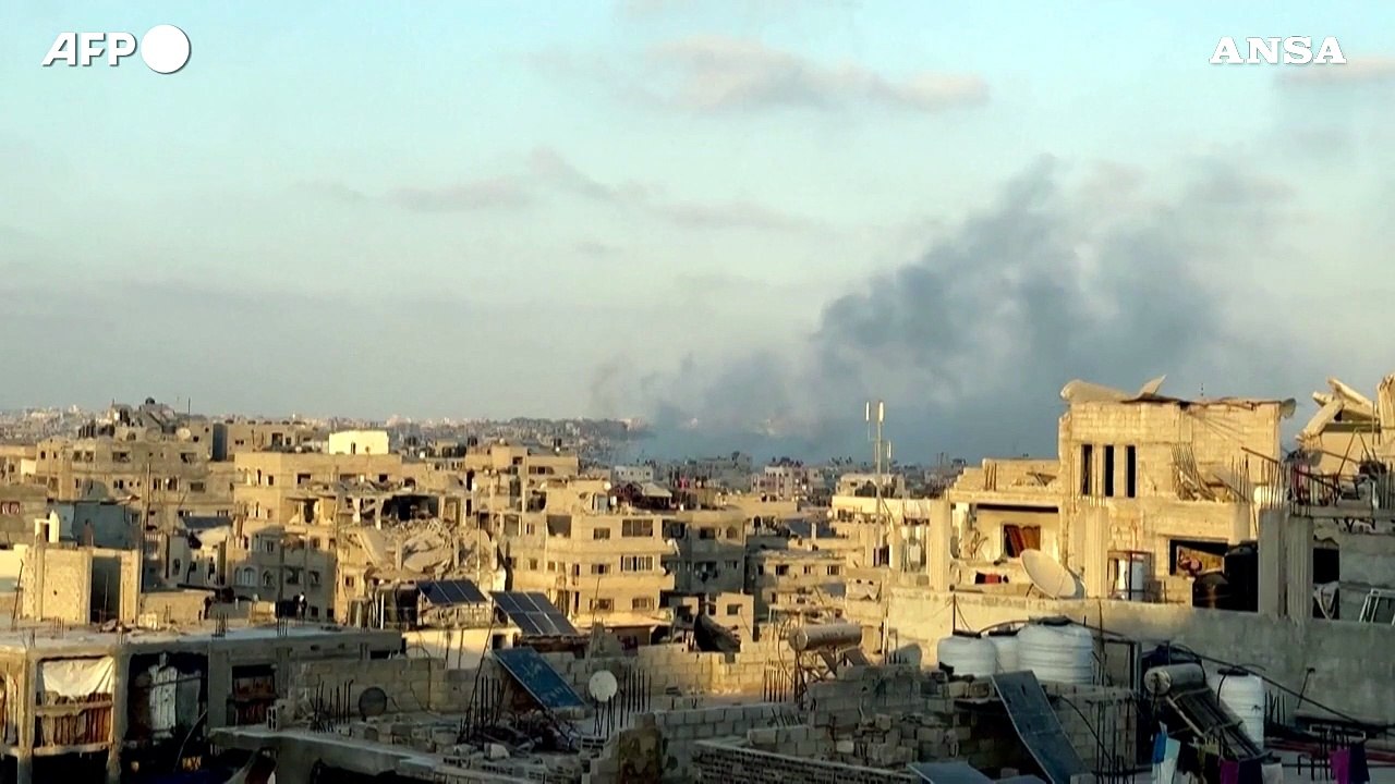 Bombardamenti su Gaza City, incessante l'offensiva israeliana nella zona
