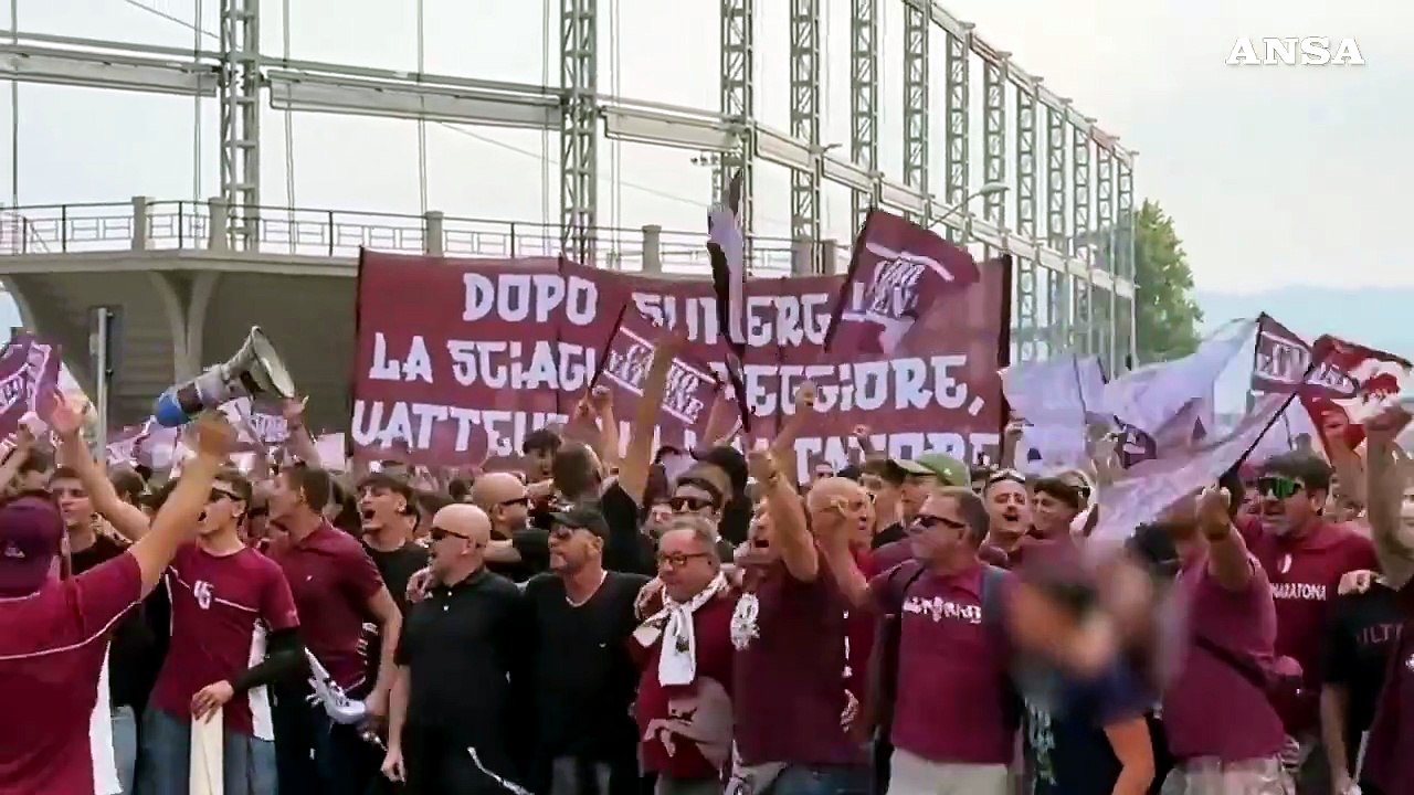 Torino, contestato il presidente granata Urbano Cairo: 5mila in corteo
