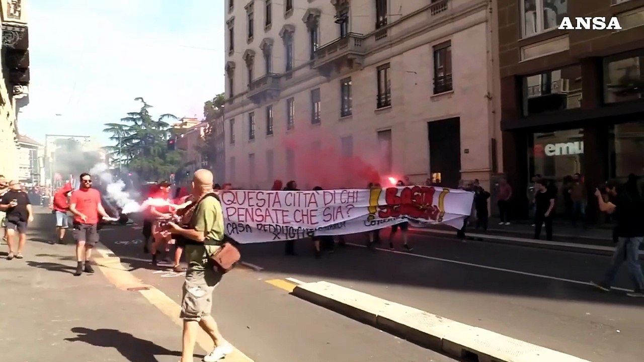 Milano, lancio di petardi e fumogeni al corteo per il Leoncavallo