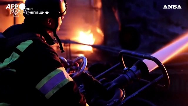 Ucraina, nella notte incendi nel nord del Paese dopo gli attacchi russi: morti e feriti