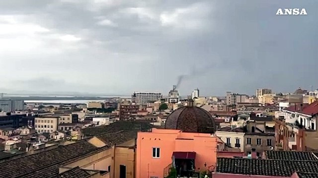 Maltempo, a fuoco un'antenna telefonica sul tetto di un palazzo a Cagliari