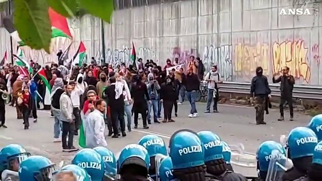 Torino, tensioni al corteo pro-Palestina: la polizia carica i manifestanti