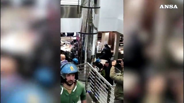 Firenze, scontri all'aeroporto fra polizia e manifestanti in corteo per la Gkn