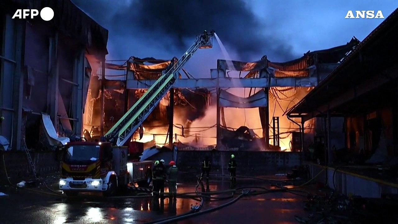 Vittime e feriti in un attacco missilistico su Kiev, in fiamme un magazzino