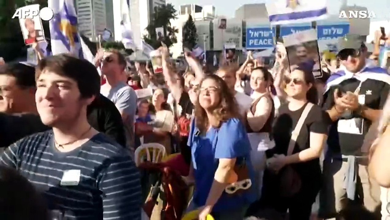 A Tel Aviv lacrime e applausi per la liberazione dei primi ostaggi