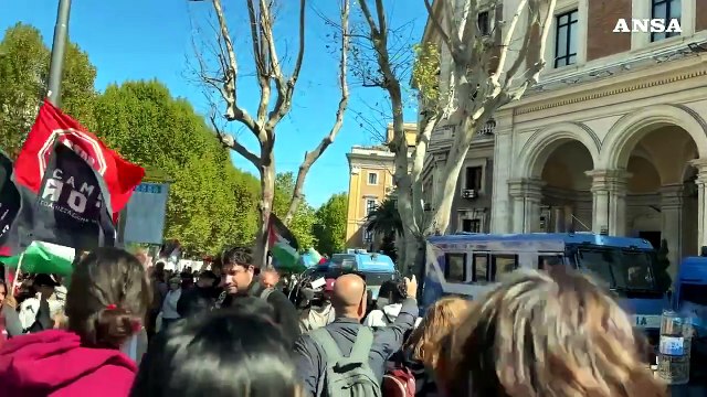 Flotilla, Roma: insulti a Salvini e uova contro la polizia