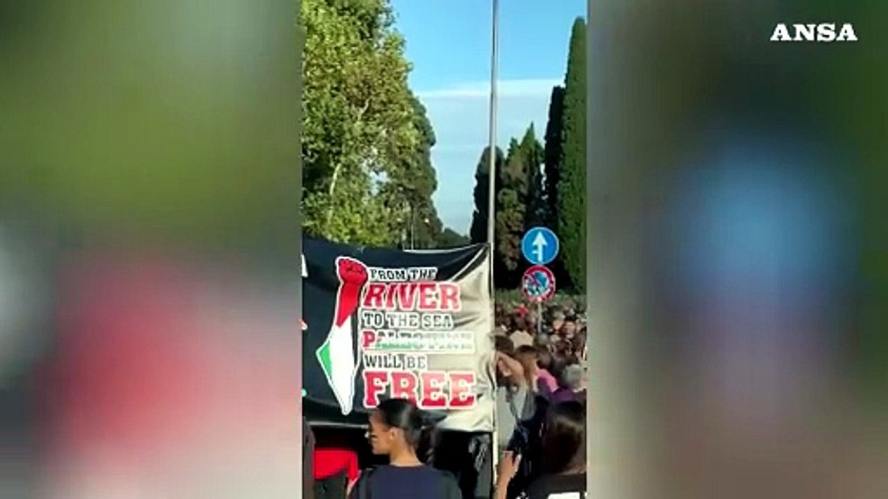 Corteo a Roma, barche e striscioni per la Flotilla