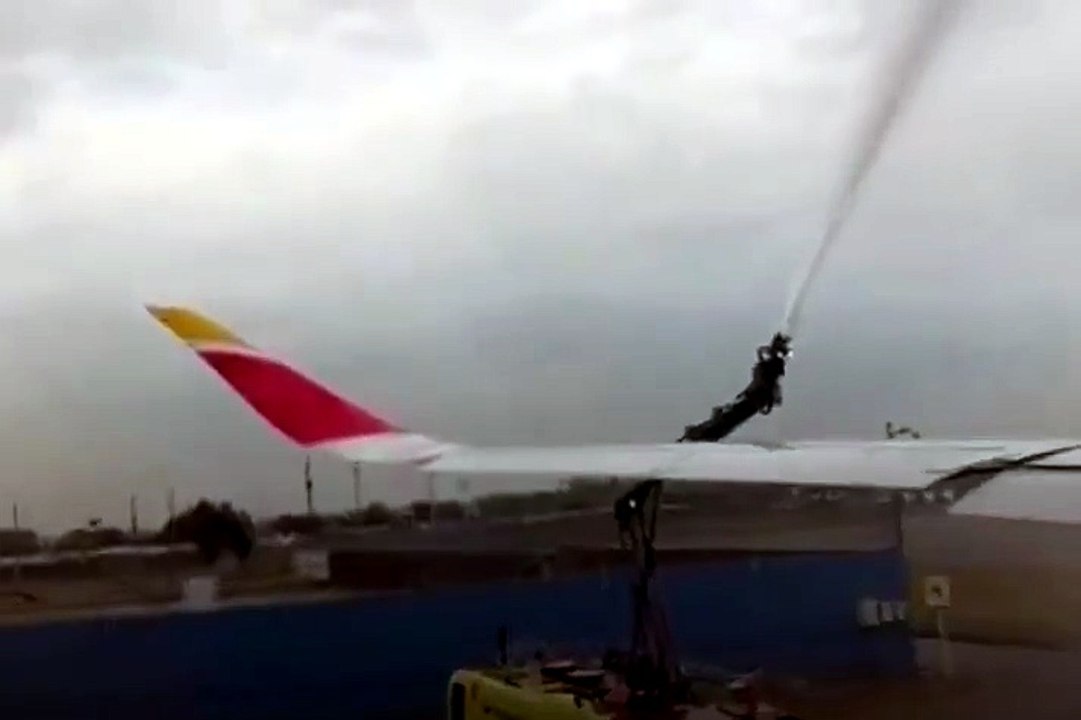 Camion de pompiers percute l'aile d'un Airbus A350 d'Iberia lors d'un salut d'honneur