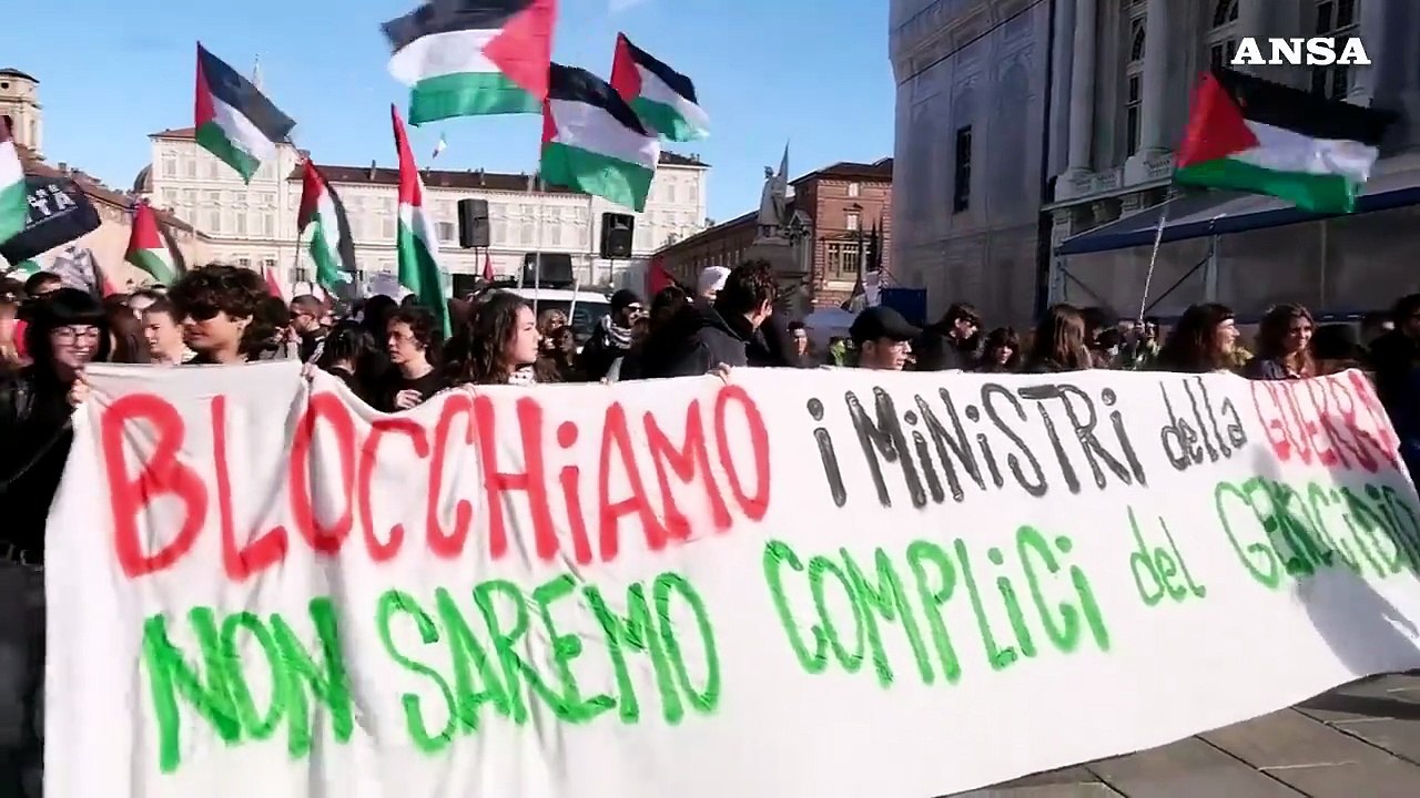 Manifestazione pro Pal a Torino, scontri con le forze dell'ordine