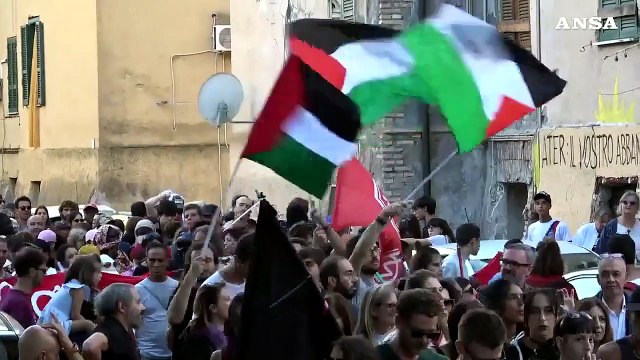 Roma, sfila il corteo popolare del Quarticciolo: Modello Caivano non ci appartiene