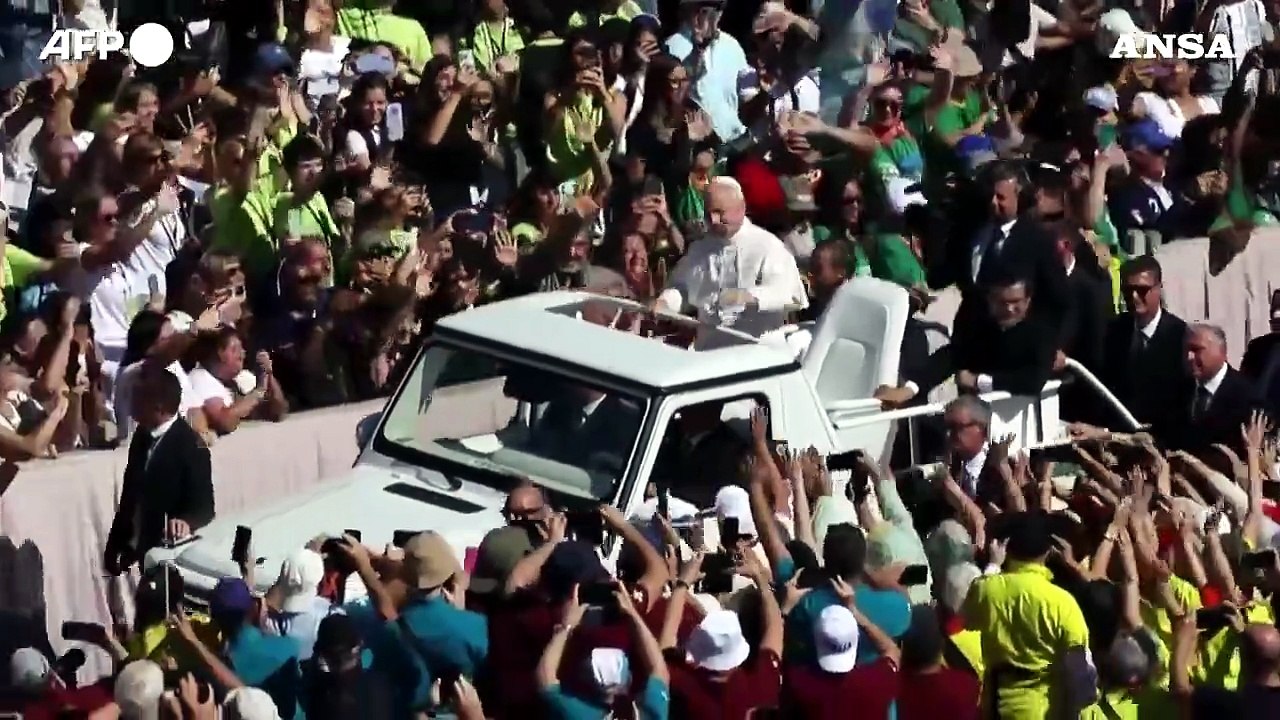 San Pietro, lungo giro tra la folla per Papa Leone
