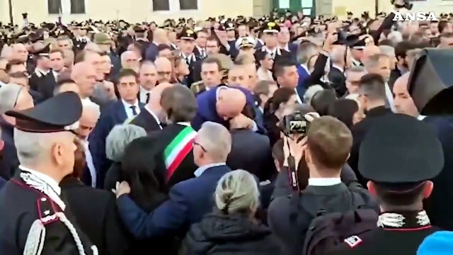 Esplosione nel Veronese, abbracci al figlio di Dapra' dopo i funerali dei carabinieri