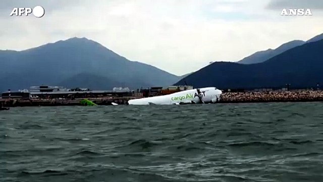 Aereo cargo esce dalla pista a Hong Kong, due morti