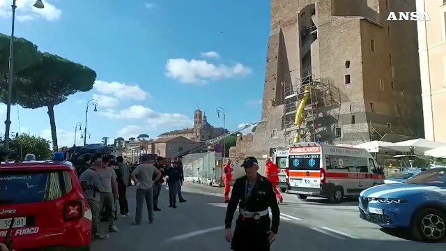 Roma, crolla una parte della Torre dei Conti ai Fori Imperiali