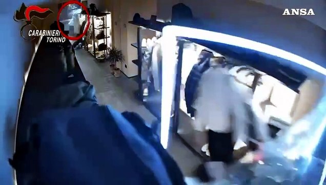 Torino, spaccata e furto in un negozio: quattro arresti