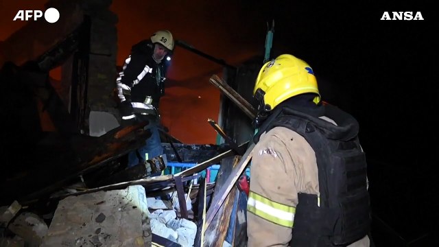 Ucraina, incendi dopo l'attacco russo con droni nella regione di Kharkiv