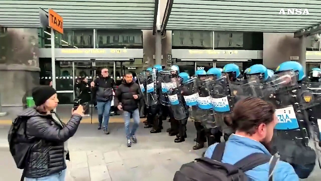 No Meloni day e Fridays for Future a Torino, tensione con le Forze dell'ordine