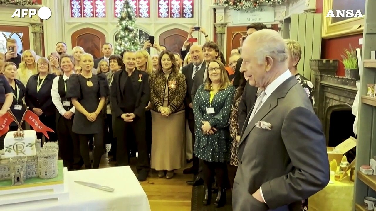 Compleanno in Galles per Carlo: coro di "Happy Birthday" e taglio della torta