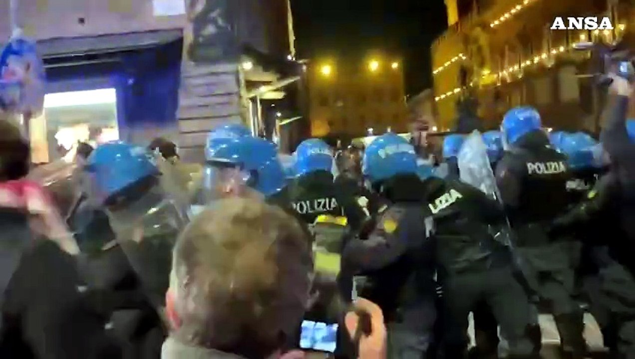 Centinaia di manifestanti a Bologna per il 7 ottobre, scontri con la polizia