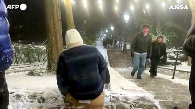 Neve a Parigi, Montmartre si trasforma in una pista per slitte improvvisate