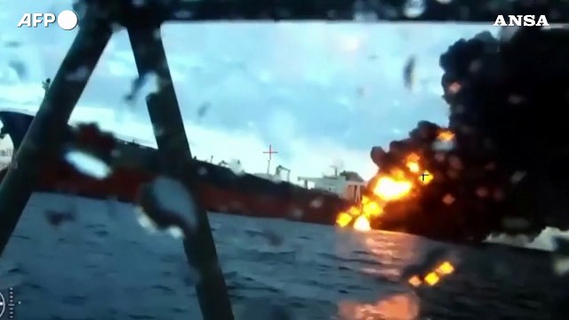 Ucraina, servizi segreti diffondono video di un attacco con droni a petroliere russe nel Mar Nero