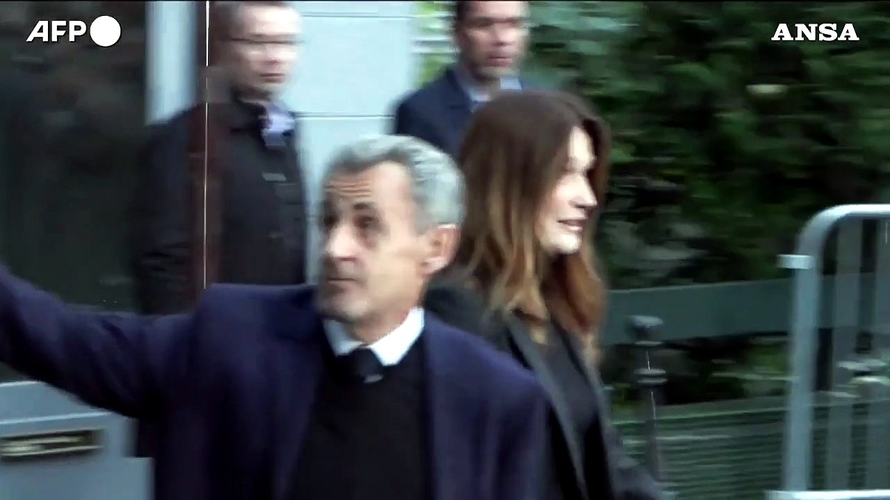 Sarkozy mano nella mano con la moglie Carla Bruni fino al carcere