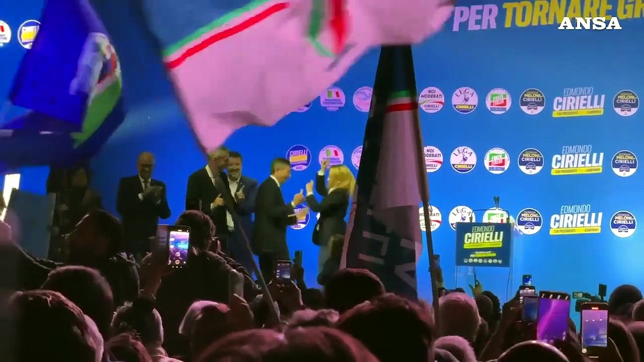 Campania, Meloni chiude il comizio e partecipa al coro "chi non salta comunista e'"