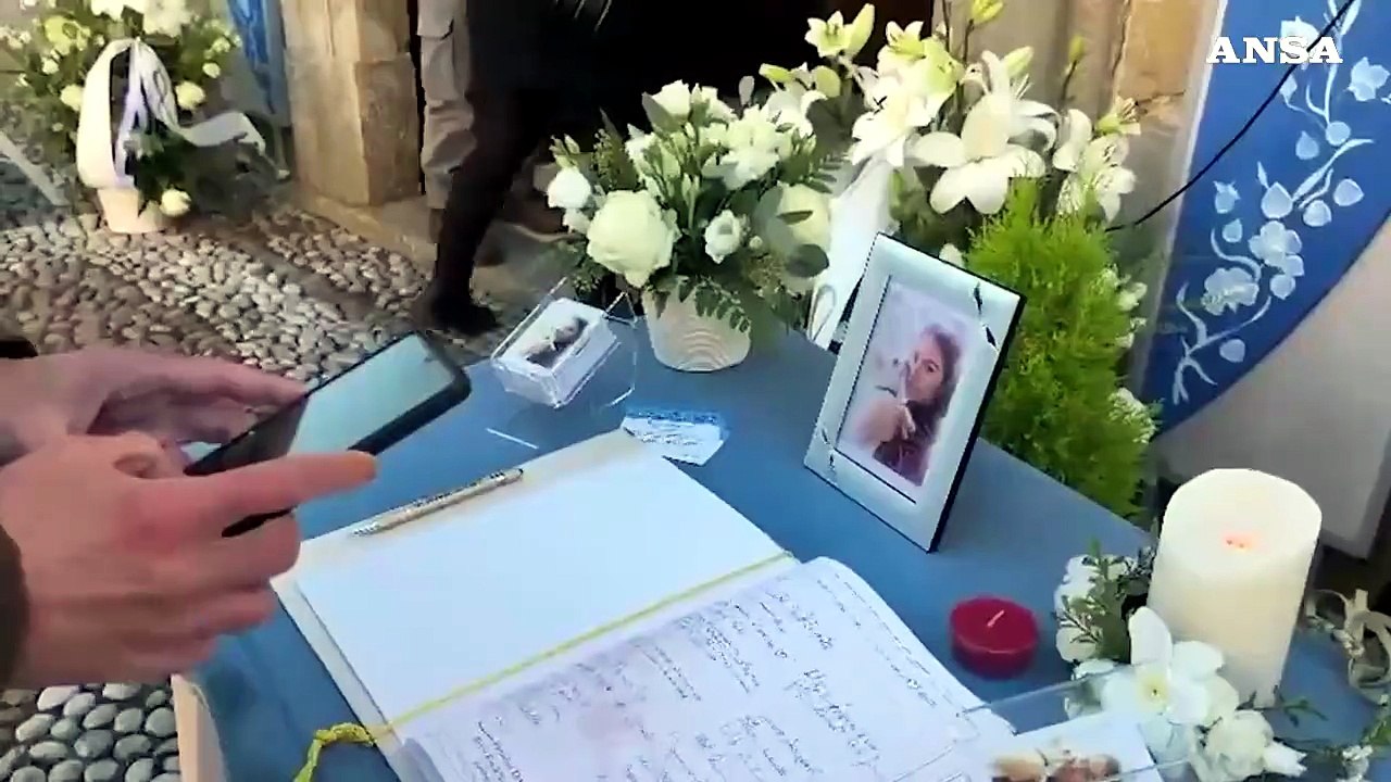 Bara bianca per l'ultimo saluto a Pamela Genini