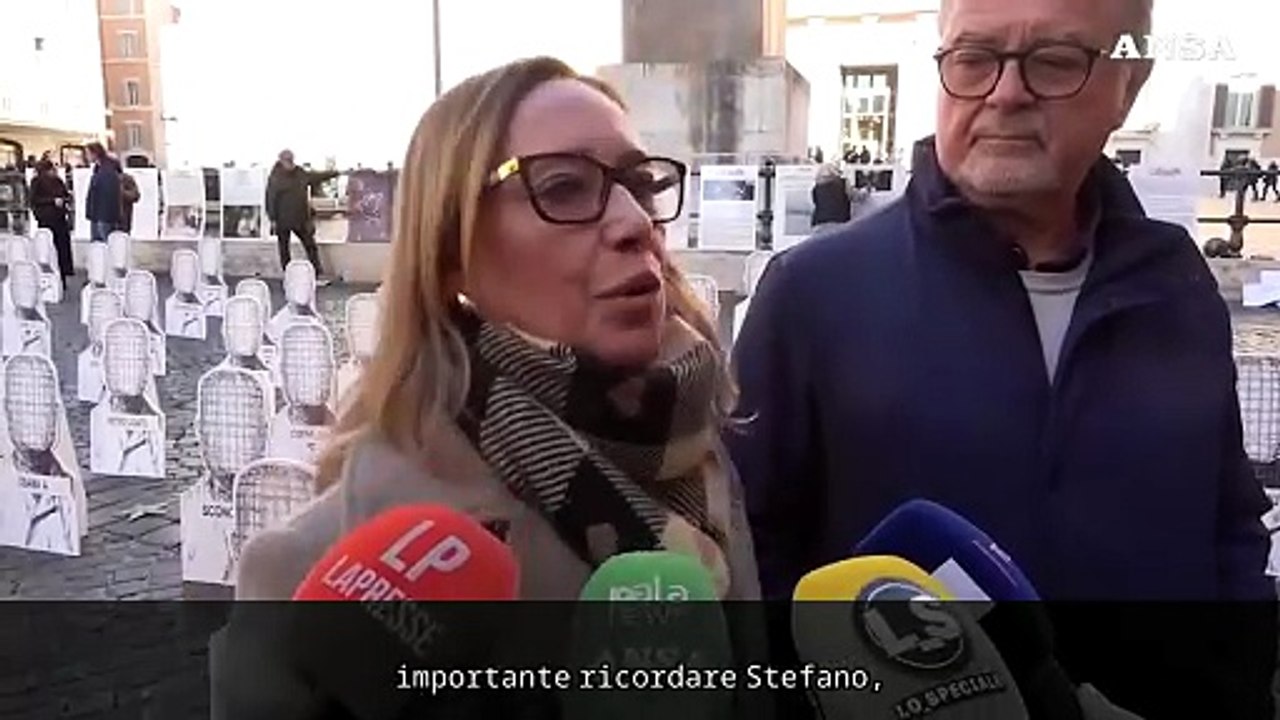 Morti nelle carceri, flash-mob con 72 sagome senza volto davanti a Montecitorio