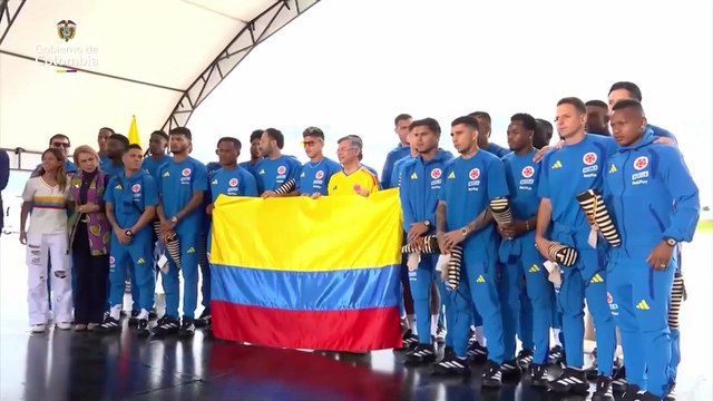 Tenso momento de Petro posando con la bandera colombiana con los jugadores de la selección